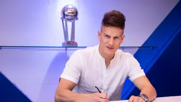 Sebastián Sosa firmando su contrato en Vélez