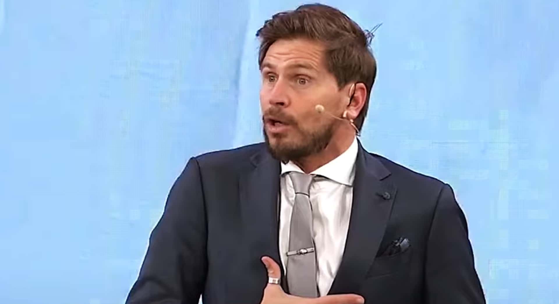 Sebastián Vignolo dialogó previo al inicio del partido entre Boca y San Lorenzo con el presidente Jorge Ameal, y este último confesó a que equipo iba ver de chico el periodista ¿Para quién hinchaba el Pollo cuando no era conocido? Toda la información acá.