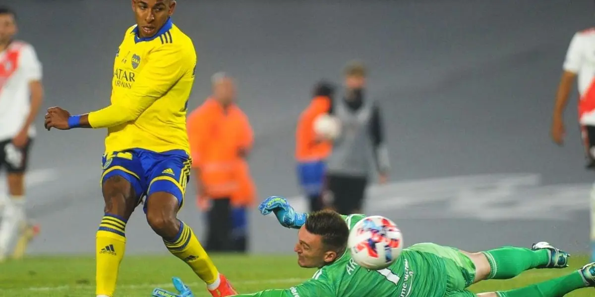 Sebastián Villa debió retirarse del entrenamiento a causa de ser positivo de coronavirus.