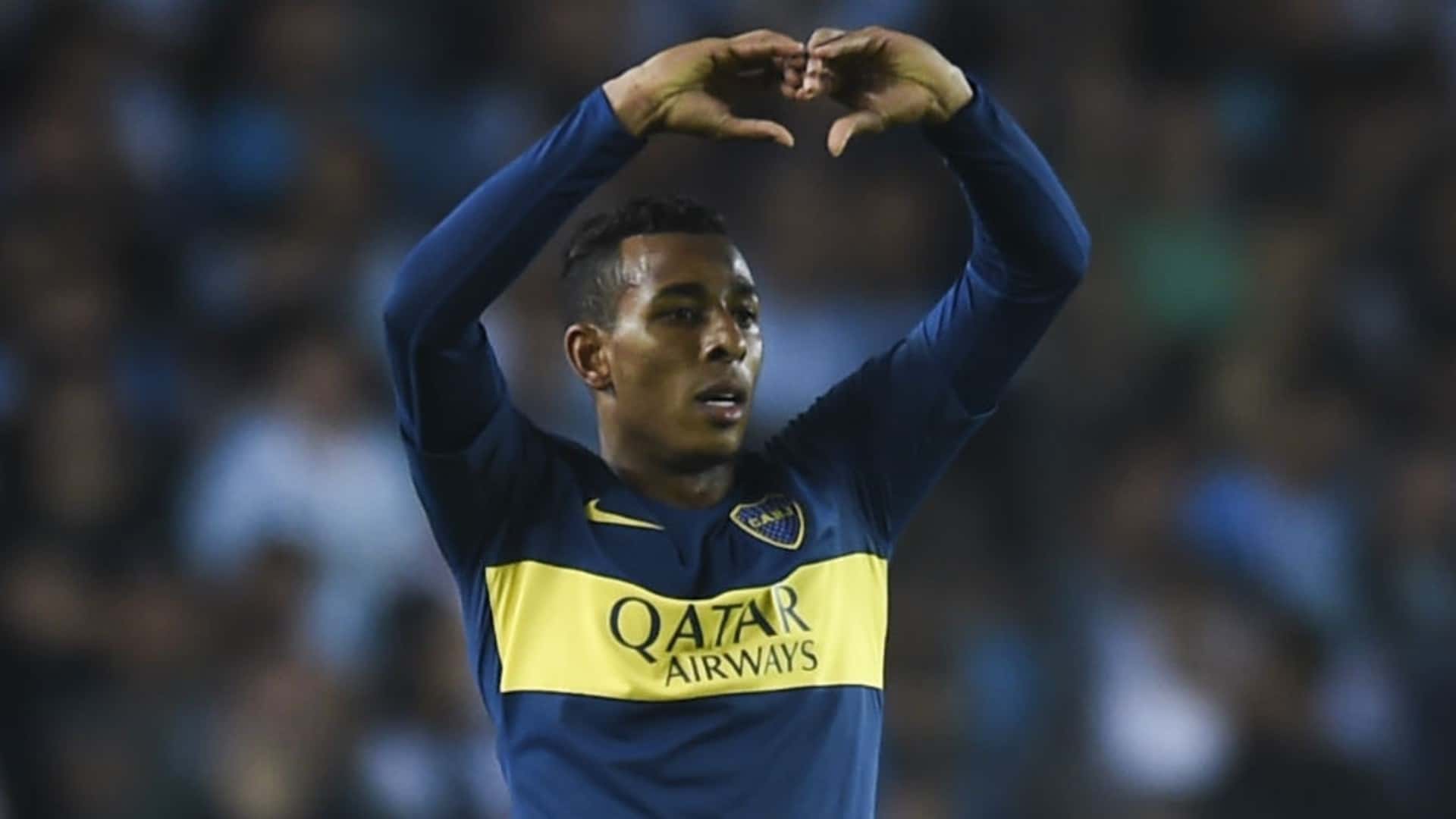 Sebastián Villa está cerca de desvincularse con Boca, pero el elenco de la Ribera quiere obtener un monto bastante grande por el futbolista, y su cláusula de recisión es de 40 millones de dólares, de todas maneras, se puede negociar por menos su salida ¿Hasta cuándo tiene contrato el colombiano? Toda la información acá.