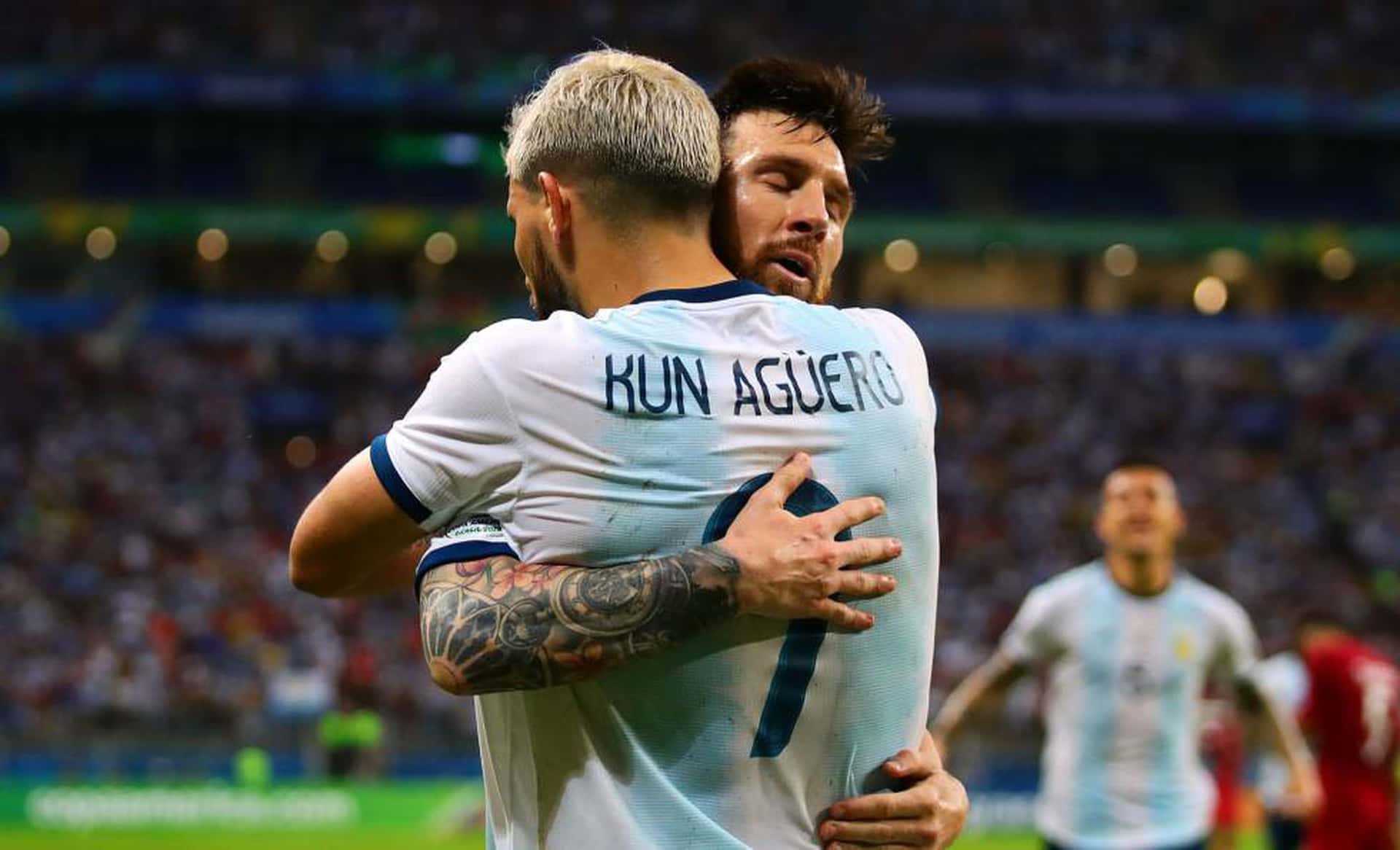 Sergio Agüero dejó el Manchester City después de casi 10 años en la institución para pasar a jugar al Barcelona donde estaría su mejor amigo, Lionel Messi. Finalmente, el astro argentino no seguirá en el Blaugrana y el Kun se estaría arrepintiendo de la decisión que tomó ¿Qué resignó el delantero para ir al elenco Culé? Enterate de toda la información acá.
