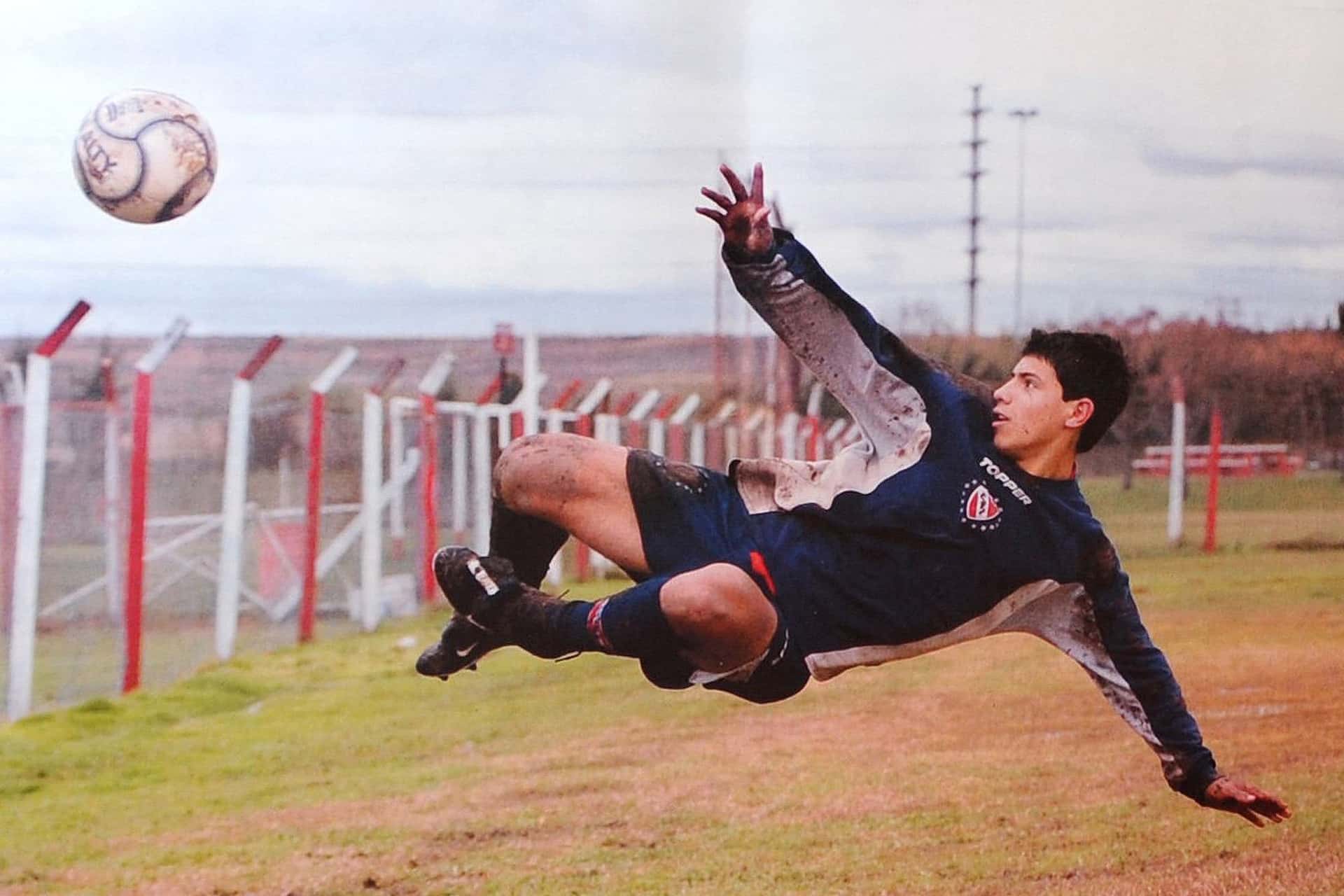 Sergio Agüero es considerado como unos de los mejores delanteros del mundo, el futbolista tuvo la chance de jugar para River Plate antes de llegar a Independiente pero el conjunto Millonario no quiso ficharlo ¿Cuál fue el motivo? Todos los detalles acá.