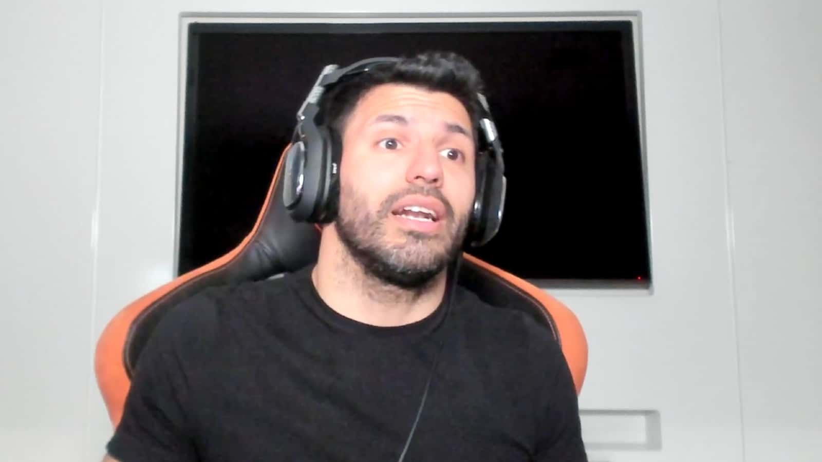 Sergio Agüero se encuentra en España esperando al inicio del campeonato para debutar en el Barcelona, mientras tanto se divierte en su tiempo libre y pasó a visitar al famoso streamer Ibai Llanos apareciendo de sorpresa en una de sus transmisiones. Repasa el curioso momento acá.