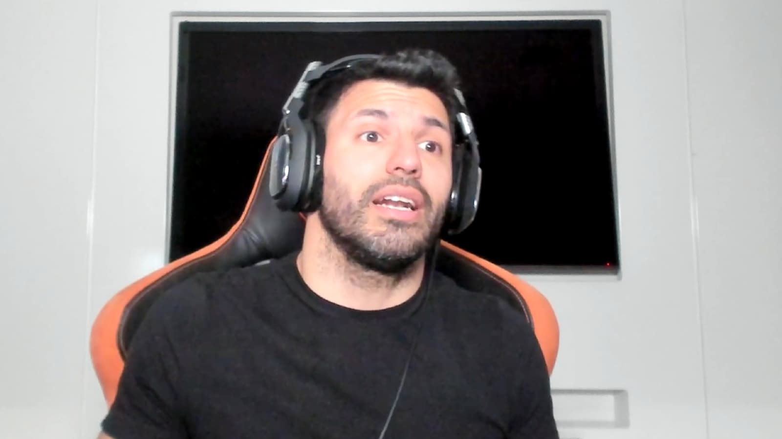 Sergio Agüero se encuentra en España esperando al inicio del campeonato para debutar en el Barcelona, mientras tanto se divierte en su tiempo libre y pasó a visitar al famoso streamer Ibai Llanos apareciendo de sorpresa en una de sus transmisiones. Repasa el curioso momento acá.