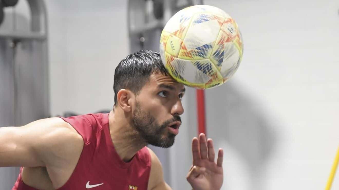 Sergio Agüero se transformó en nuevo futbolista del Barcelona tras abandonar al Manchester City, pero debido a una lesión en el tendón de su gemelo su estreno en el terreno de juego se hará esperar. De todos modos, ya eligió dorsal para su camiseta y será la 19 que supo usar Lionel Messi en el conjunto Culé ¿Por qué el Kun rechazó la 10? Enterate de toda la información acá.