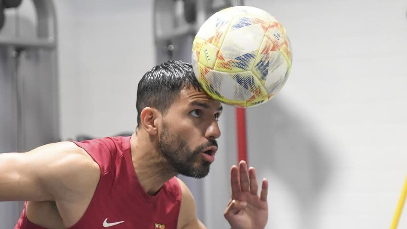 Sergio Agüero se transformó en nuevo futbolista del Barcelona tras abandonar al Manchester City, pero debido a una lesión en el tendón de su gemelo su estreno en el terreno de juego se hará esperar. De todos modos, ya eligió dorsal para su camiseta y será la 19 que supo usar Lionel Messi en el conjunto Culé ¿Por qué el Kun rechazó la 10? Enterate de toda la información acá.