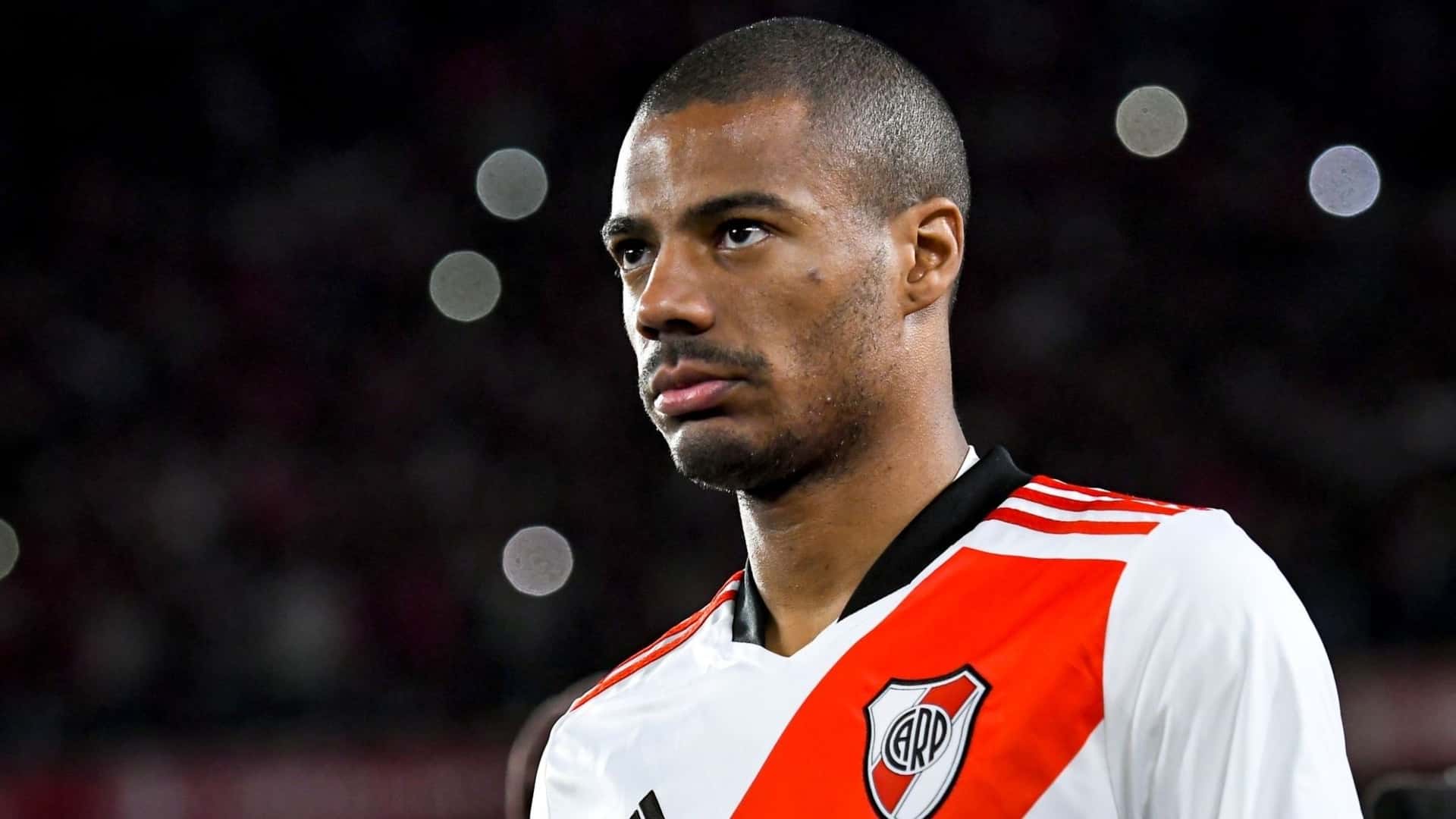 Si bien lo tiene arreglado de palabra, su rúbrica se demora más de la cuenta y Marcelo Gallardo comienza a impacientarse.