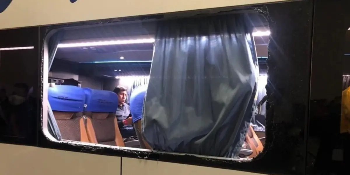 Simpatizantes del Timao destrozaron el colectivo que transportaba a los futbolistas hacia el estadio.