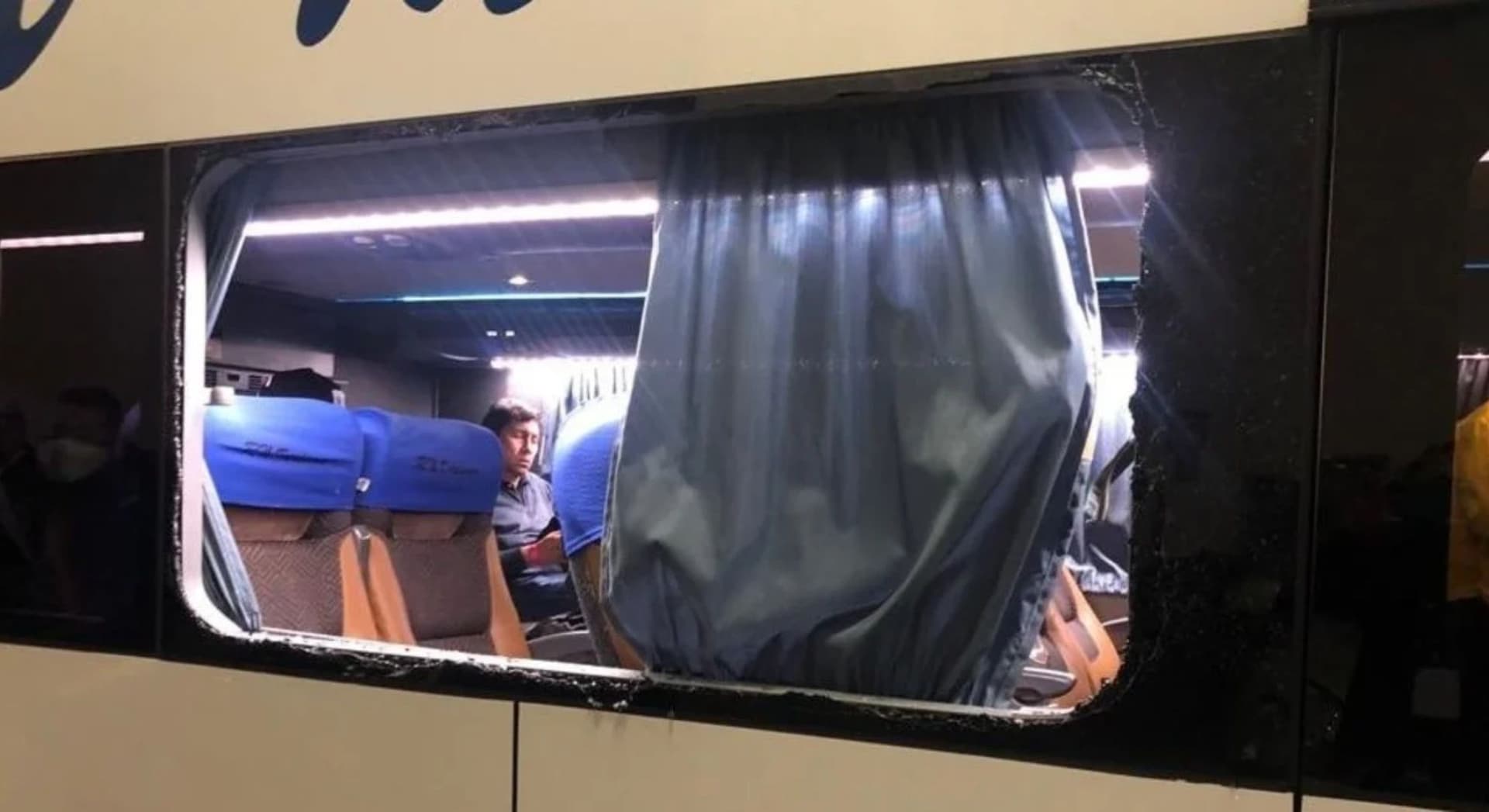 Simpatizantes del Timao destrozaron el colectivo que transportaba a los futbolistas hacia el estadio.
