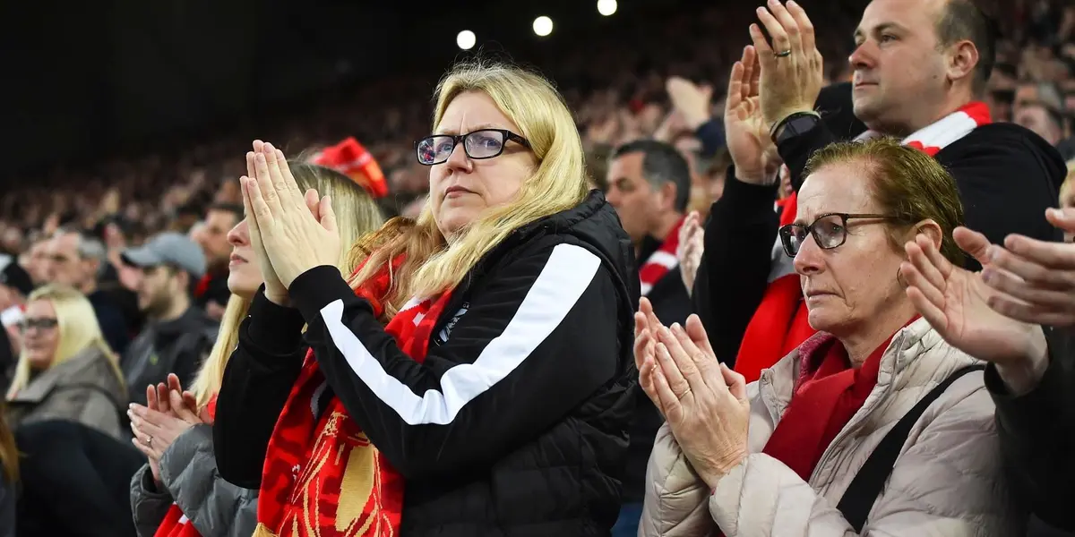 Tras el fallecimiento de uno de los hijos del portugués, los hinchas de los Reds se solidarizaron con el eterno goleador.