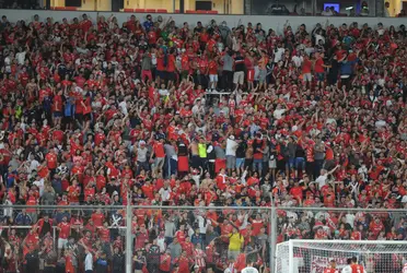 Tras el partido ante Sarmiento, los líderes de la barrabrava discutieron con los futbolsitas del plantel.