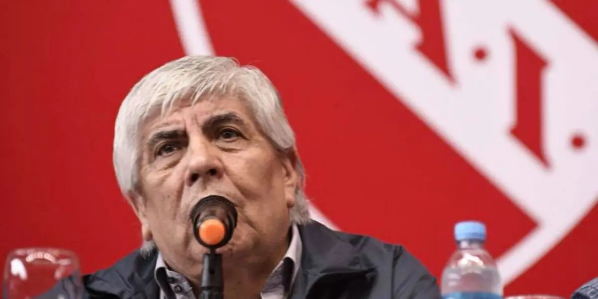Tras el triunfo de La Academia en el Libertadores de América, hinchas del Rojo increparon al presidente Hugo Moyano y todo terminó en un escándalo.
