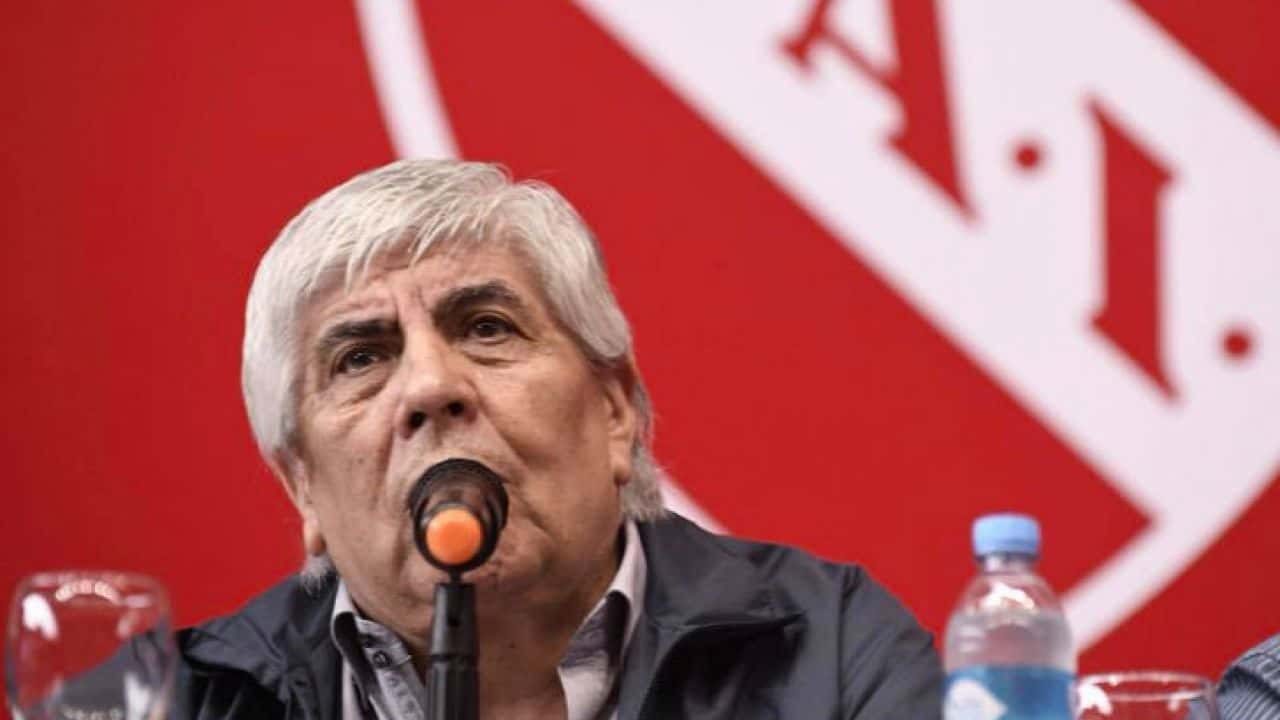 Tras el triunfo de La Academia en el Libertadores de América, hinchas del Rojo increparon al presidente Hugo Moyano y todo terminó en un escándalo.