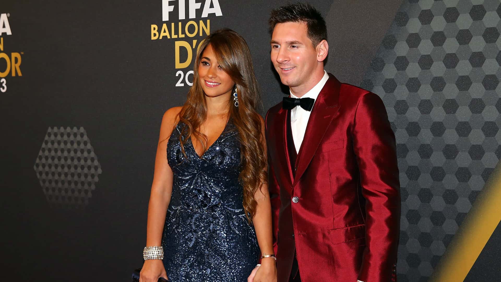 Tras la salida de Lionel Messi del Barcelona varios clubes pretenden al argentino para contratarlo para la próxima temporada y el que suena con más fuerza es el PSG, por este motivo Antonela Rocuzzo, la esposa del 10, ya estaría aprendiendo el idioma ¿La familia Messi se muda a Paris? Enterate de todas las novedades acá.