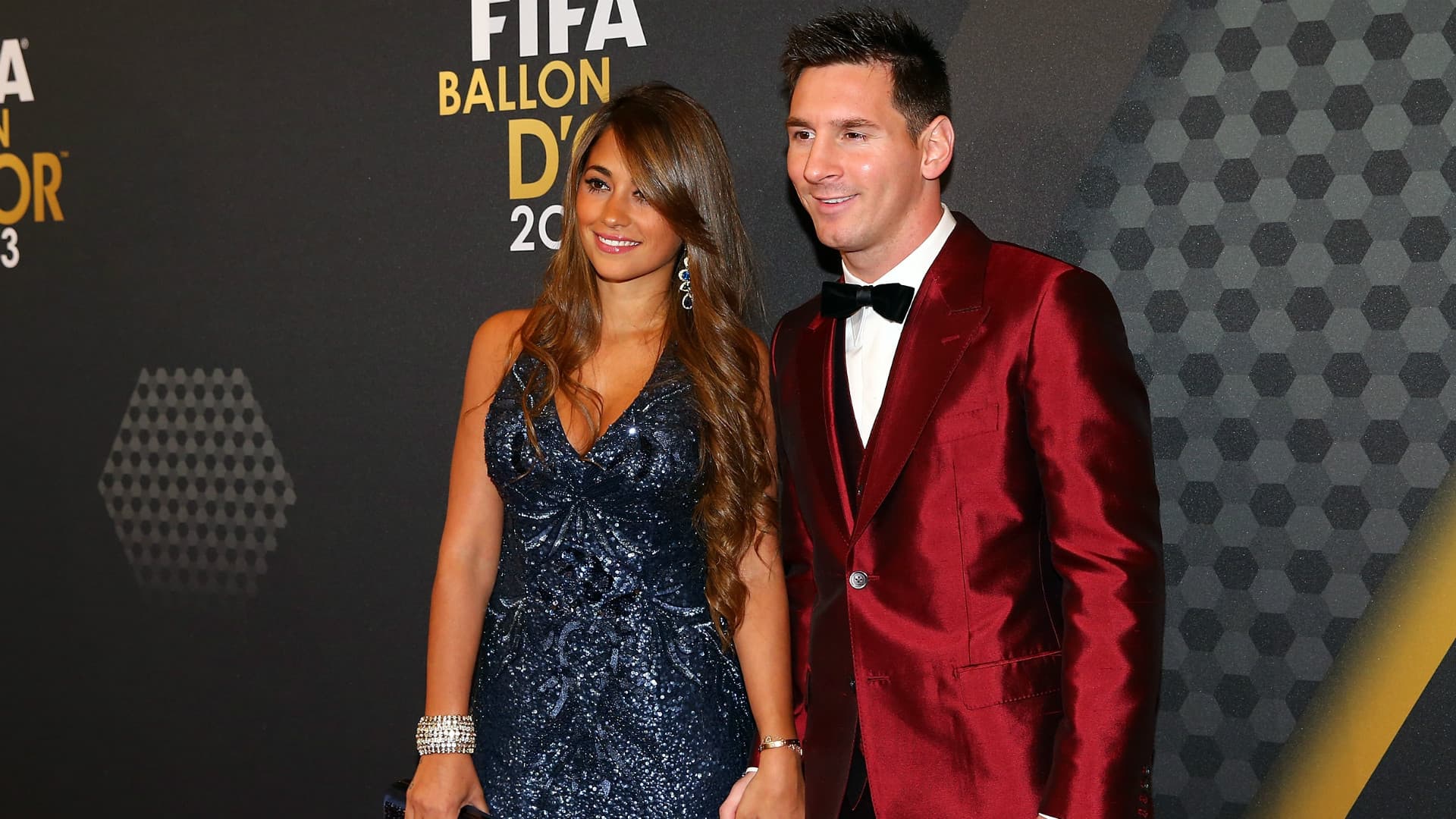 Tras la salida de Lionel Messi del Barcelona varios clubes pretenden al argentino para contratarlo para la próxima temporada y el que suena con más fuerza es el PSG, por este motivo Antonela Rocuzzo, la esposa del 10, ya estaría aprendiendo el idioma ¿La familia Messi se muda a Paris? Enterate de todas las novedades acá.