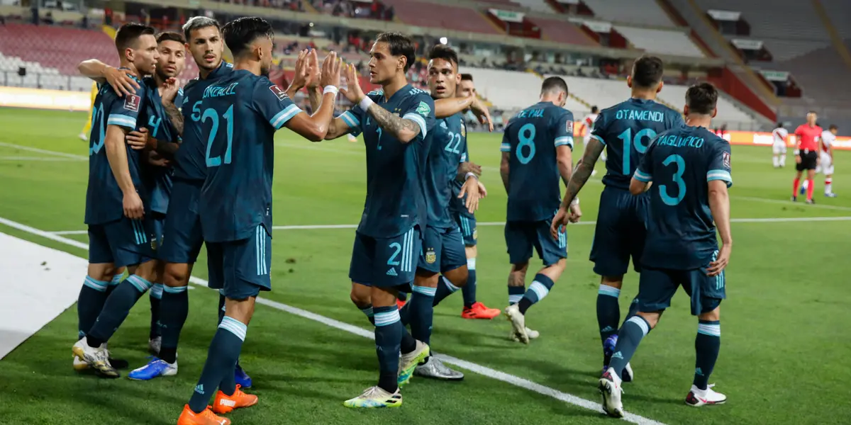 Tras la suspensión de las actividades deportivas durante gran parte del 2020, se reanudaron las Eliminatorias Qatar 2022 y se conoció el nombre de los convocados por el DT Lionel Scaloni para formar parte de los encuentros. 
 
Si querés saber más sobre los convocados y por qué fueron los elegidos para las Eliminatorias Qatar 2022, seguí leyendo este artículo de El Futbolero.