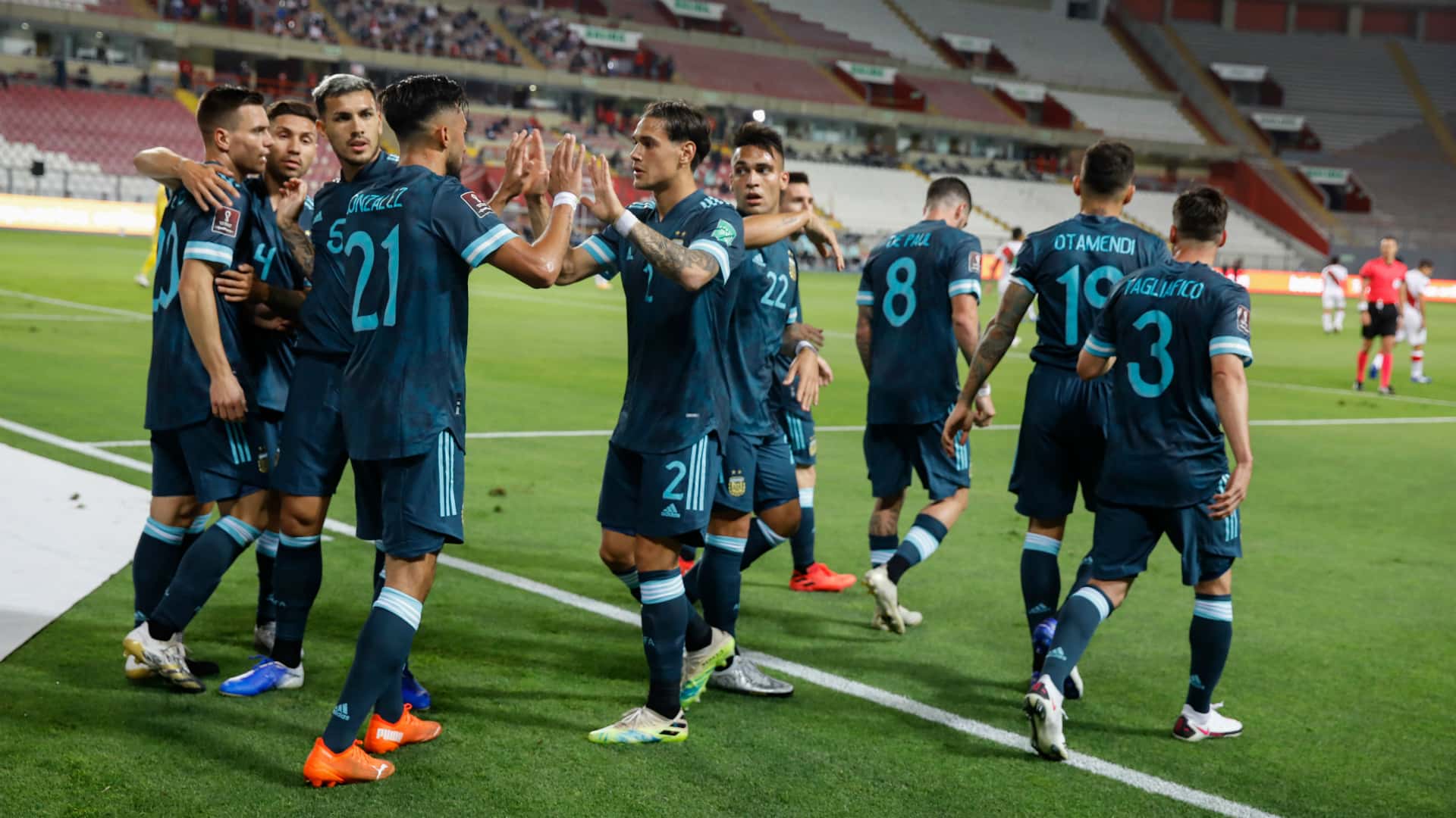 Tras la suspensión de las actividades deportivas durante gran parte del 2020, se reanudaron las Eliminatorias Qatar 2022 y se conoció el nombre de los convocados por el DT Lionel Scaloni para formar parte de los encuentros.
Si querés saber más sobre los convocados y por qué fueron los elegidos para las Eliminatorias Qatar 2022, seguí leyendo este artículo de El Futbolero.