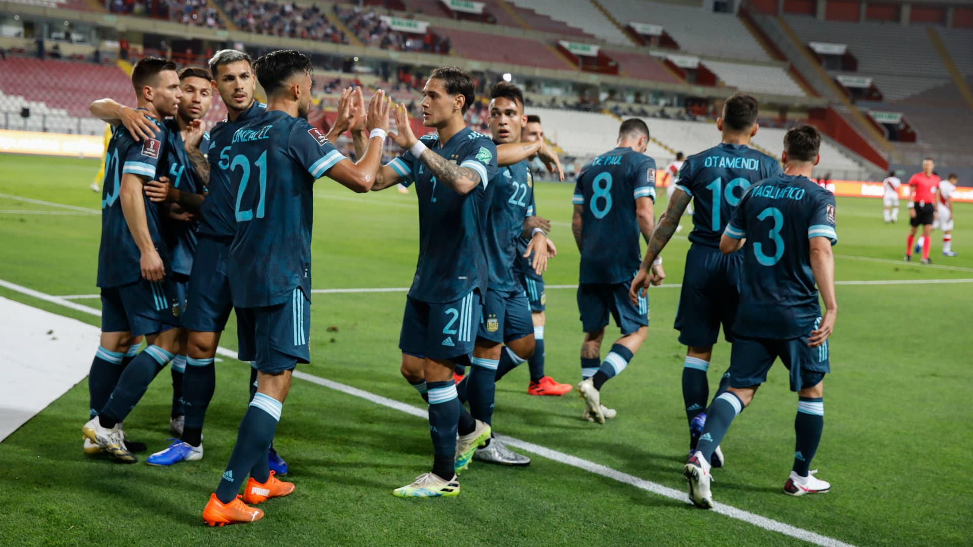 Tras la suspensión de las actividades deportivas durante gran parte del 2020, se reanudaron las Eliminatorias Qatar 2022 y se conoció el nombre de los convocados por el DT Lionel Scaloni para formar parte de los encuentros.
Si querés saber más sobre los convocados y por qué fueron los elegidos para las Eliminatorias Qatar 2022, seguí leyendo este artículo de El Futbolero.