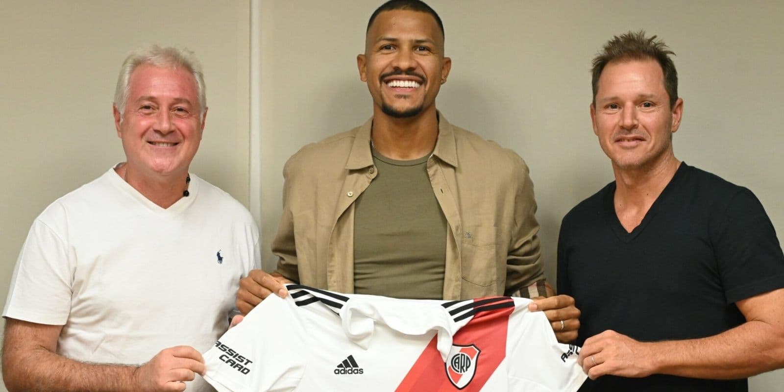 Tras muchas especulaciones, el venezolano puso la firma para ser Millonario y ya hay detalles de su vínculo con el club.