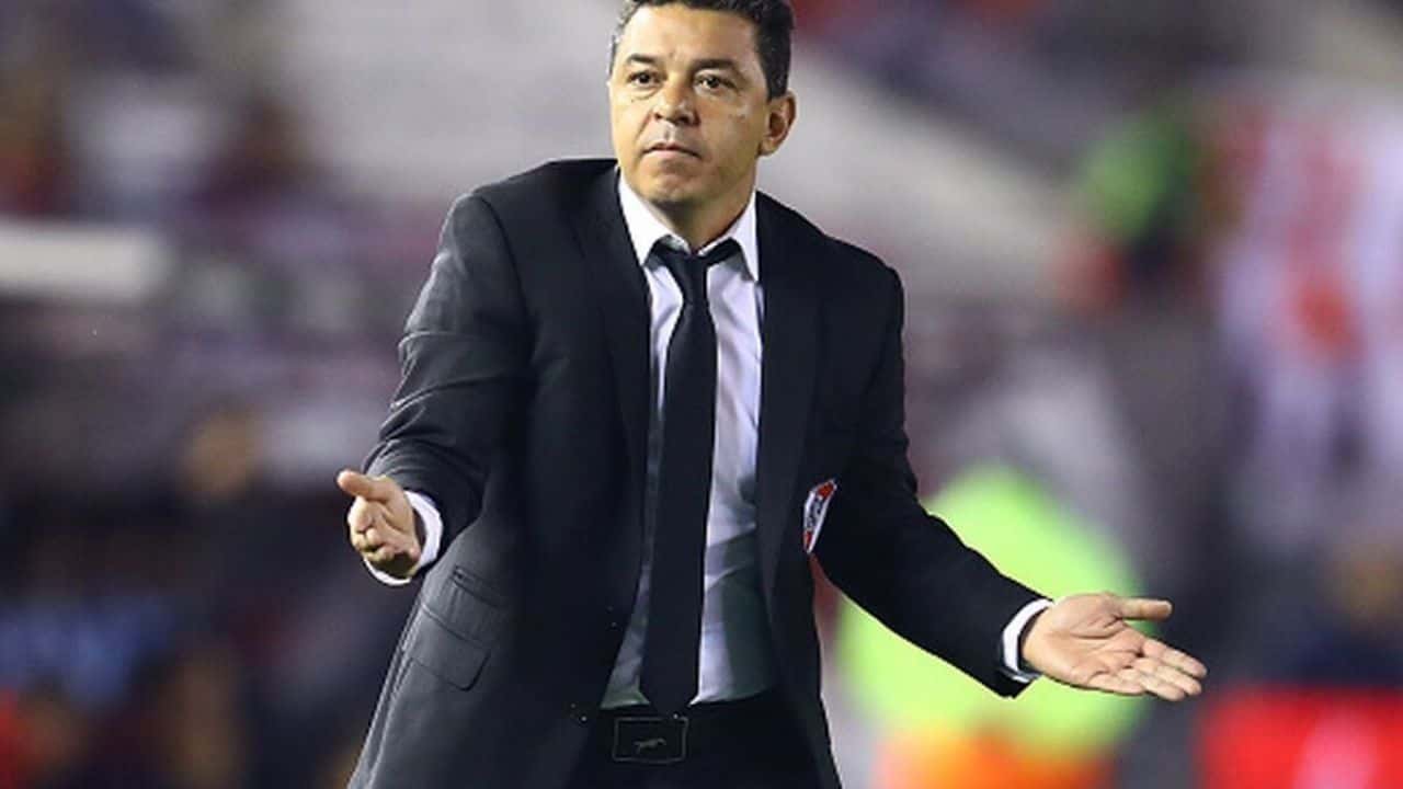 Un futbolista que estuvo en la órbita del Muñeco será distinguido en la liga en donde juega, y su retorno a Núñez es complicado.