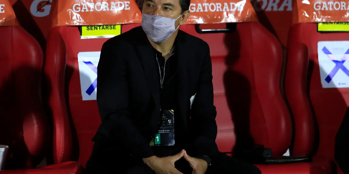 Un hincha de River vio al Muñeco mientras la CONMEBOL definía los cruces de octavos de final.