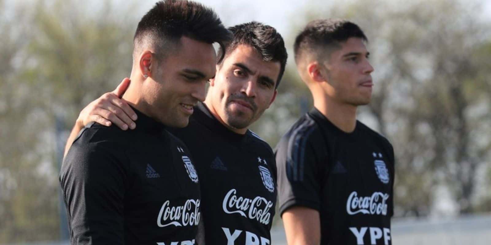 Una de las fijas de Lionel Scaloni vivió un duro cruce con un aficionado del equipo donde juega. Su reacción y los motivos.