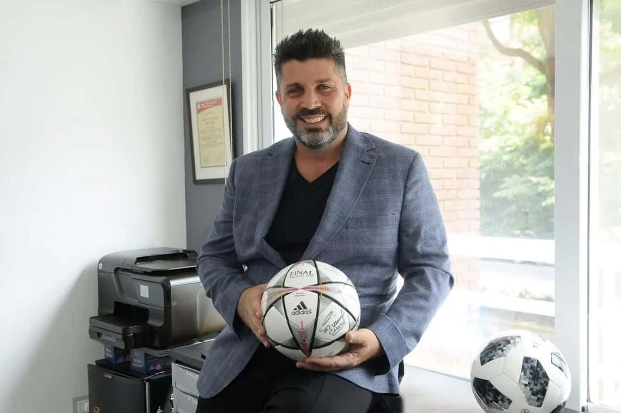 Una de las personas con más influencia en el fútbol argentino y del que se conocen pocas cosas, habló y contó algunas de sus actividades.