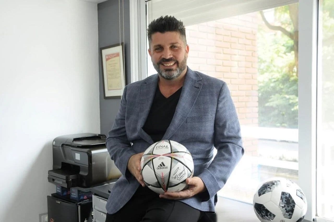 Una de las personas con más influencia en el fútbol argentino y del que se conocen pocas cosas, habló y contó algunas de sus actividades.
