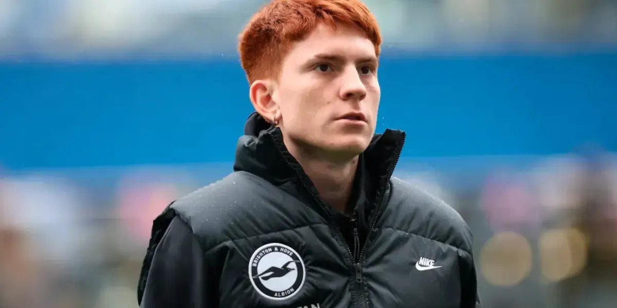 Valentín Barco con un chaleco del Brighton