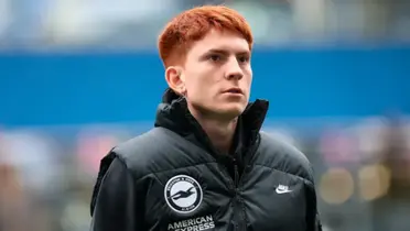 Valentín Barco con un chaleco del Brighton