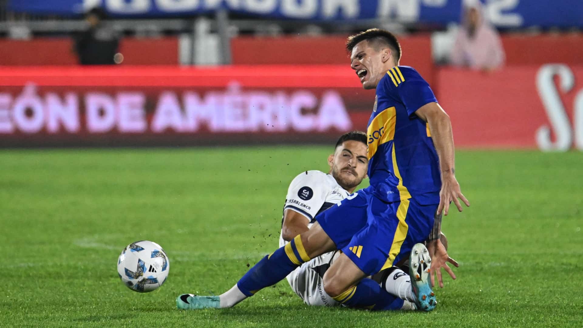 Zenón sufrió una dura entrada de Garayalde (Foto Baires).