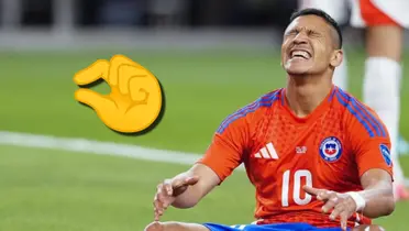 Alexis Sánchez tendido en el suelo.