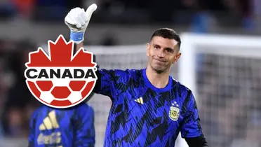 Emiliano Martínez saluda antes del partido.