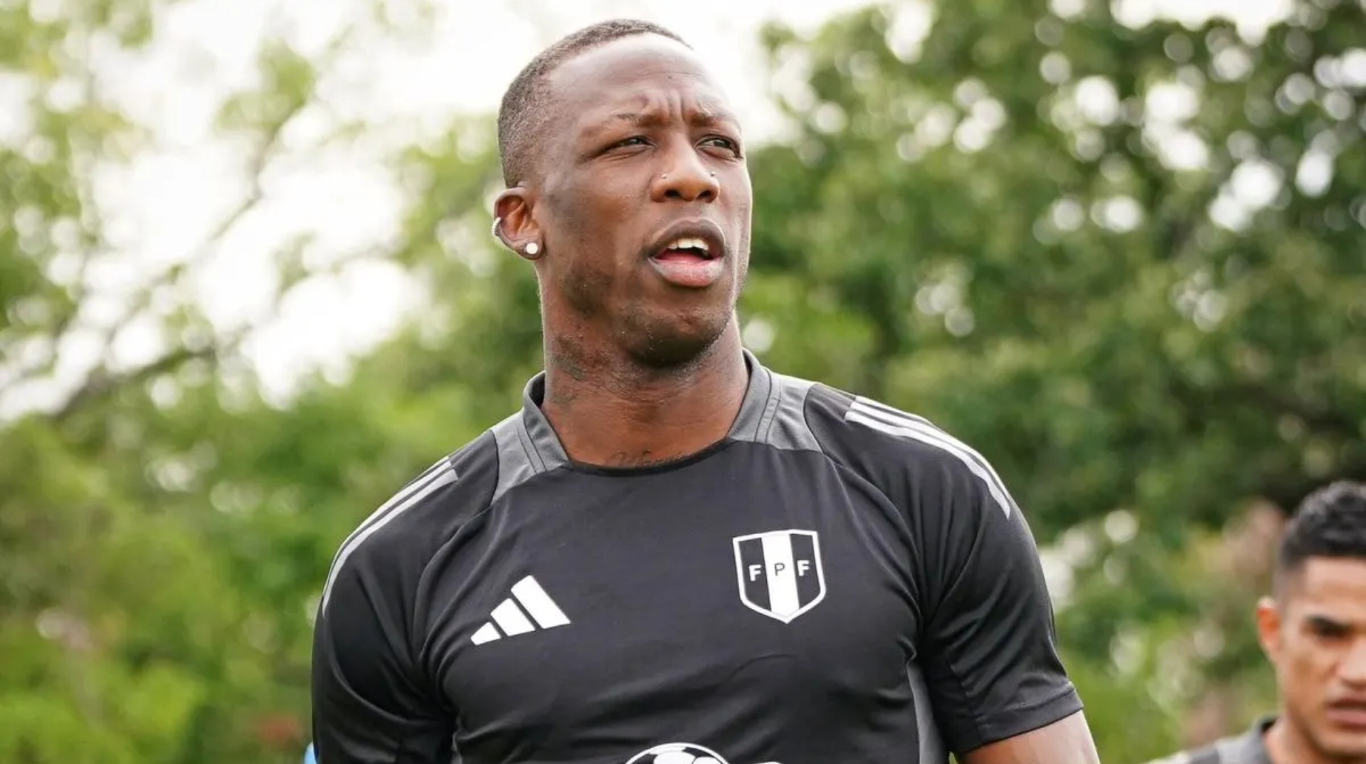 Luis Advíncula en Perú.